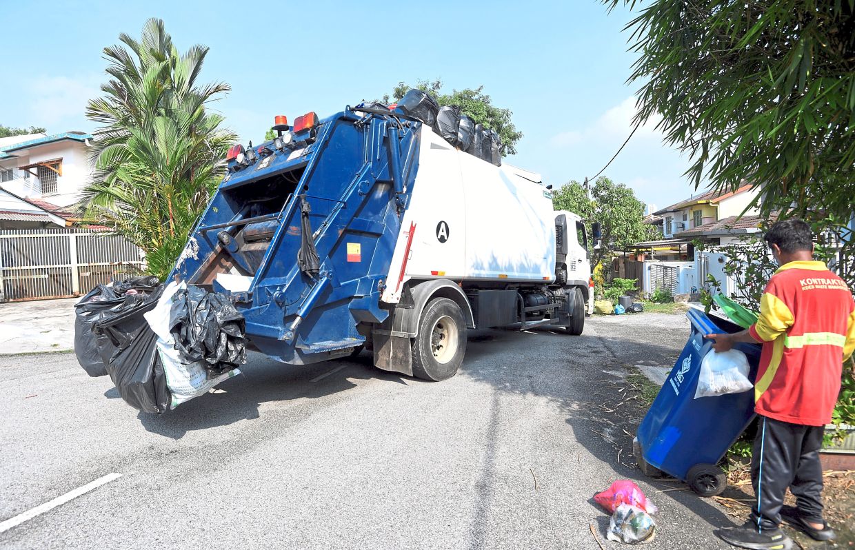 A KDEB Waste Mangement lorry making its rubbish collection rounds in a Subang Jaya residential area. — Photos: AZHAR MAHFOF, courtesy and filepic