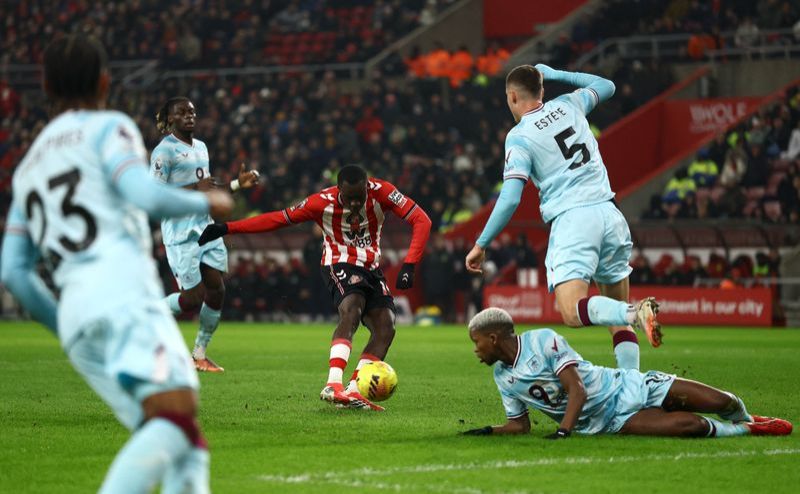 Soccer-Diarra leads Sunderland's charge as they move up to eighth place