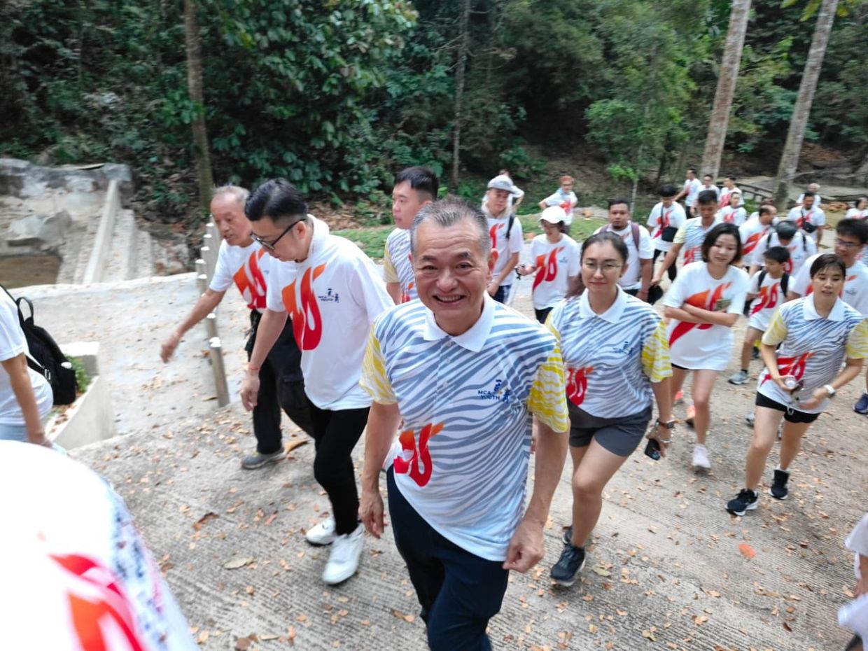 MCA vice-president cum Penang MCA chairman Tan Teik Cheng,along with several other participants, hiking up Taman Eko RimbaCherok Tokun in Bukit Mertajam during the MCA Youth 70th AnniversaryYouth Run.