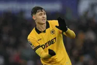 Soccer-Strand Larsen joins Palace, Mateta stays there