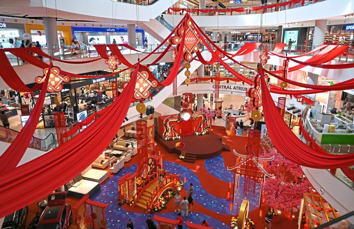Áman Central’s ‘Vitality Oriental’ setup has a ‘river’ taking shoppers to various auspicious elements. 