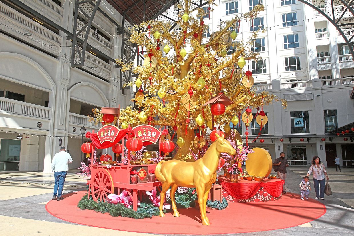 Straits Quay Retail Marina’s ‘Steeds Bring Fortune’ display symbolically showers visitors with abundance and prosperity. 