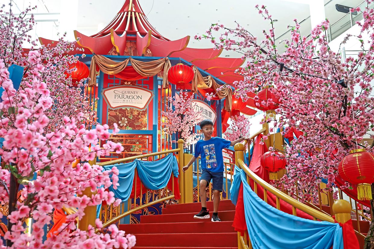 A stairway leading to the opulent pagoda at Gurney Paragon Mall’s ‘Blooming Abundance’ display is lush with flowers and batik-inspired accents.