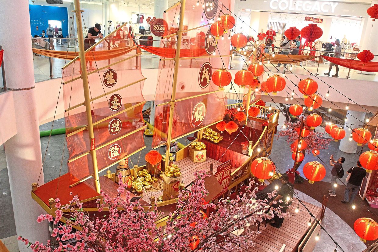 1st Avenue Penang’s ‘Huat Voyage!’ features a traditional junk laden with treasures. 