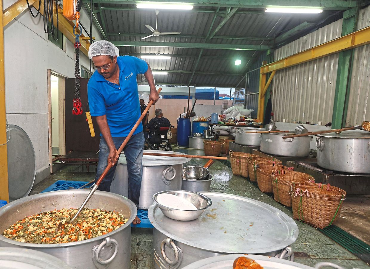 The initiative counts on a troop of over 1,000 volunteers, and large volumes of ingredients, to ensure free meals for two days up to the peak of the festival.
