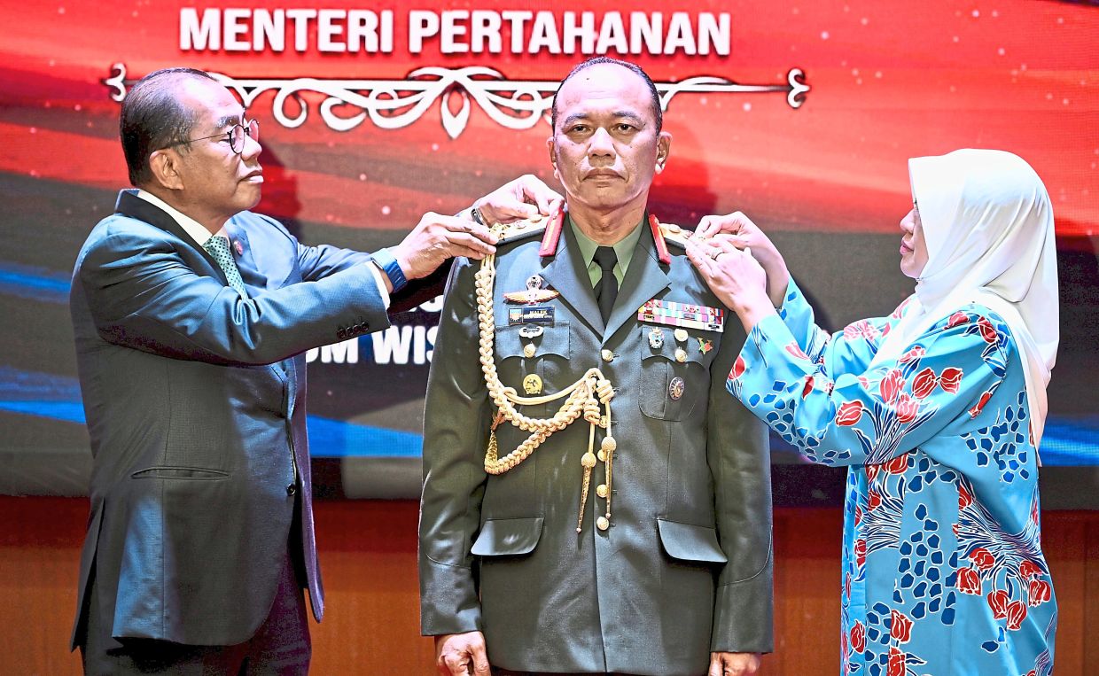 Ranking up: Malek Razak (centre) being conferred Jeneral during the rank conferment ceremony at Wisma Pertahanan in Kuala Lumpur. — RAJA FAISAL HISHAN/The Star