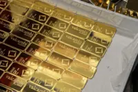 Singaporeans queue up to buy gold even as prices plunge