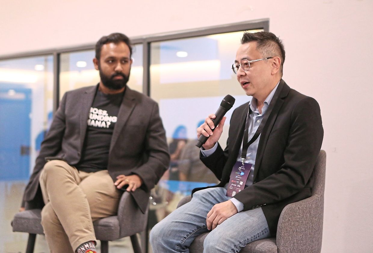 Skyechip’s Teh (right) sharing his entrepreneurial journey during the fireside chat together with BFM Radio presenter Roshan Kanesan.