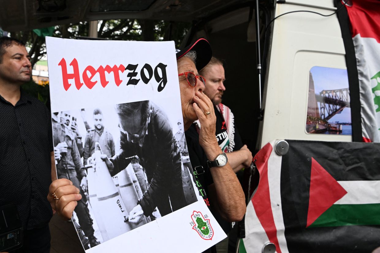 Australia dodges call for arrest of visiting Israel president