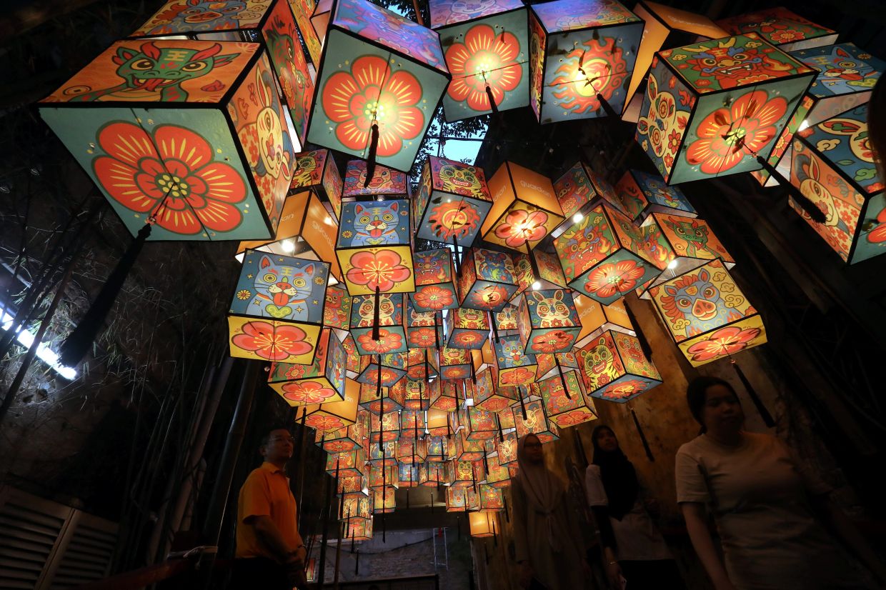 Late night photo opportunities abound at Kwai Chai Hong. Photo: The Star/Azalina Abdullah 