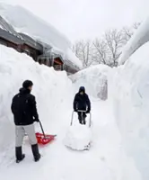 Deadly snow buries north