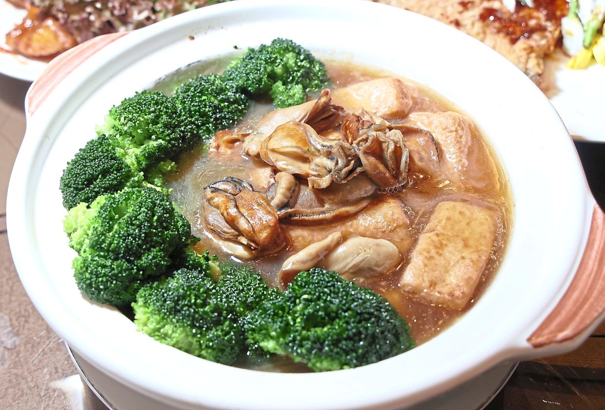 Braised Sun-Dried Oyster with Beancurd and Broccoli.
