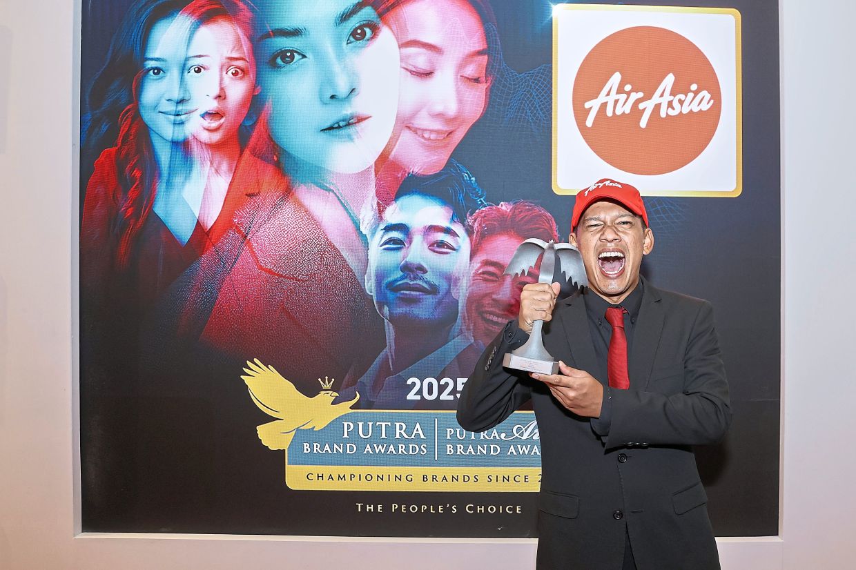 AirAsia communications lead Rizal Redzuan with the bronze award in Transportation, Travel and Tourism category.