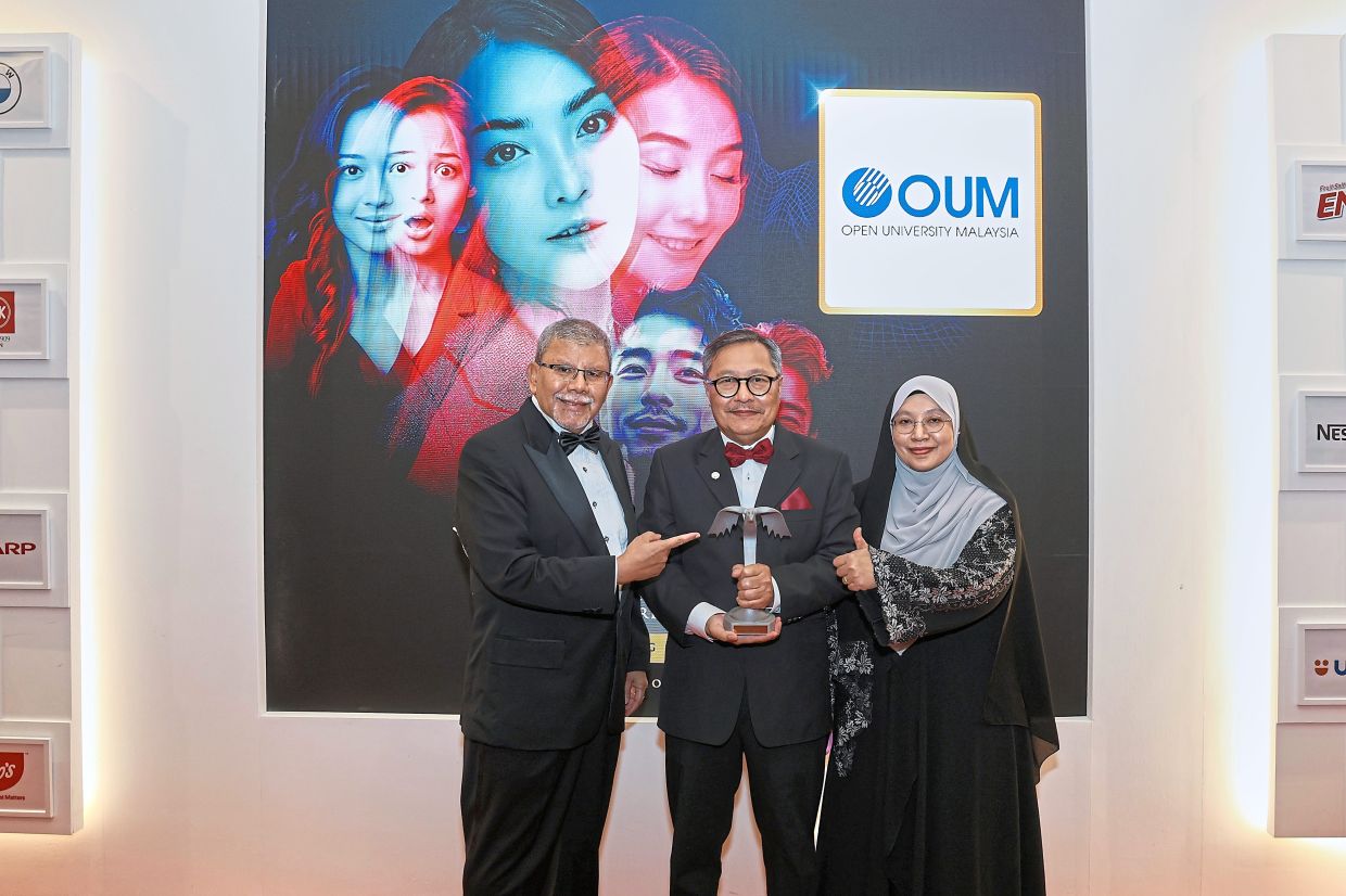 Open university Malaysi apresident andvice-chancellor Prof Datuk Dr Ahmad Izanee Awang(middle) with the gold award in education category.