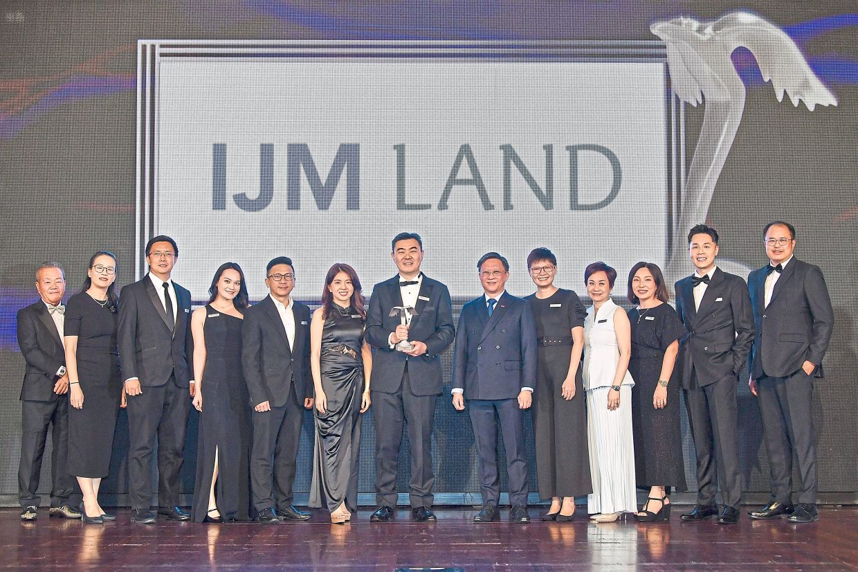 IJM Land senior general manager (Johor and East Malaysia) Soh Wai Fong (middle) and his team. The developer won a silver in the Property category.