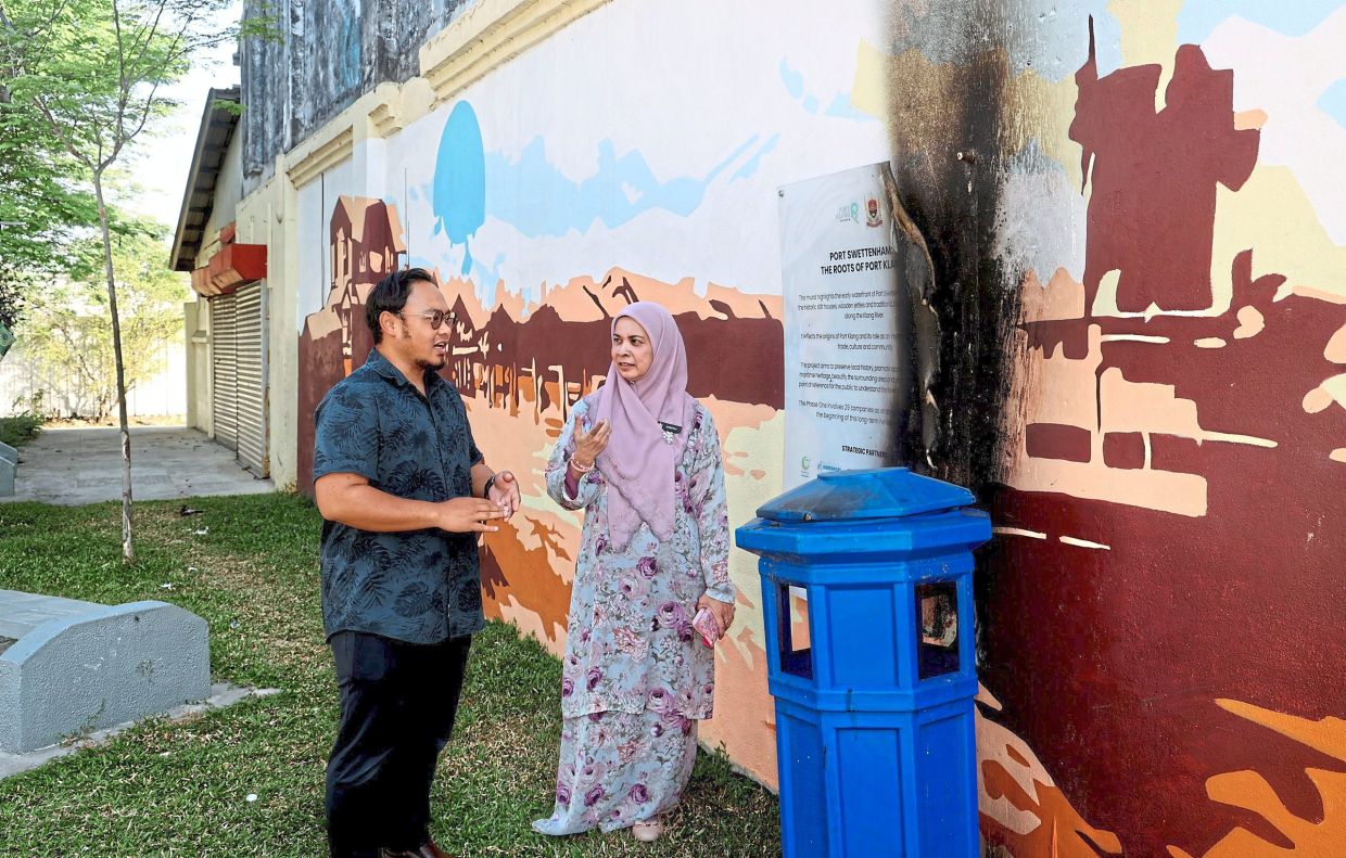 Fire damages Port Klang mural