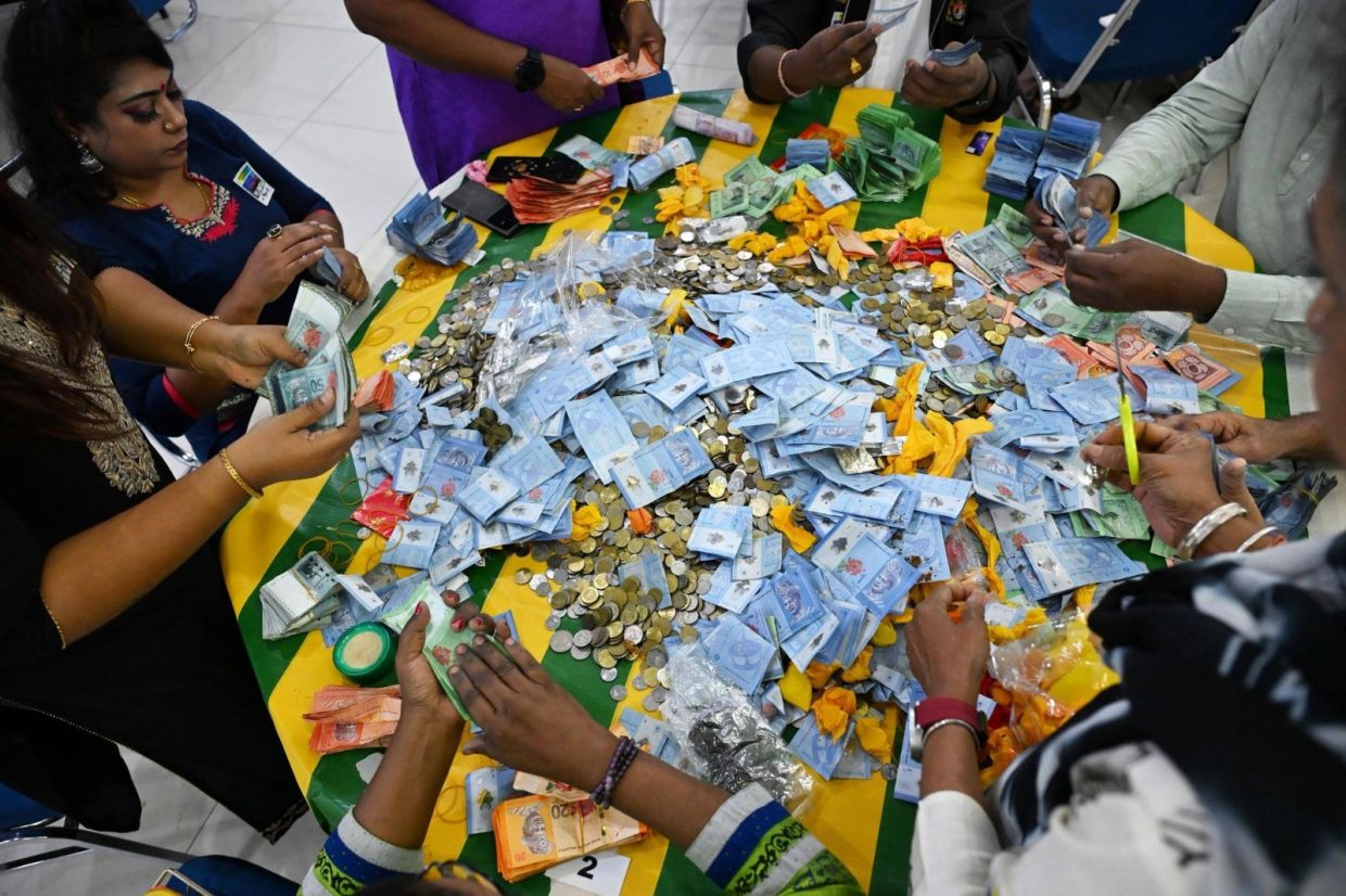 39 volunteers help tally Thaipusam donations for Penang temple