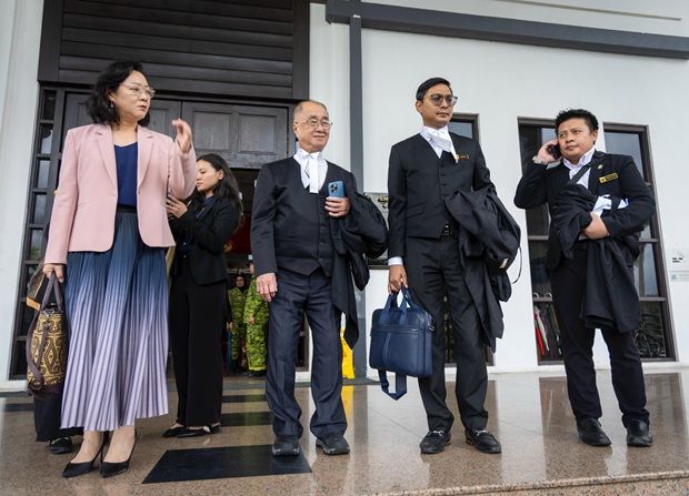 State legal counsel Datuk Seri J.C. Fong (second left) leaving the court complex after the High Court decision on Friday (Feb 6). - ZULAZHAR SHEBLEE/The Star 