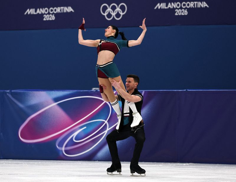 Olympics-Figure skating-Chock & Bates put US atop the leaderboard in figure skating's team event