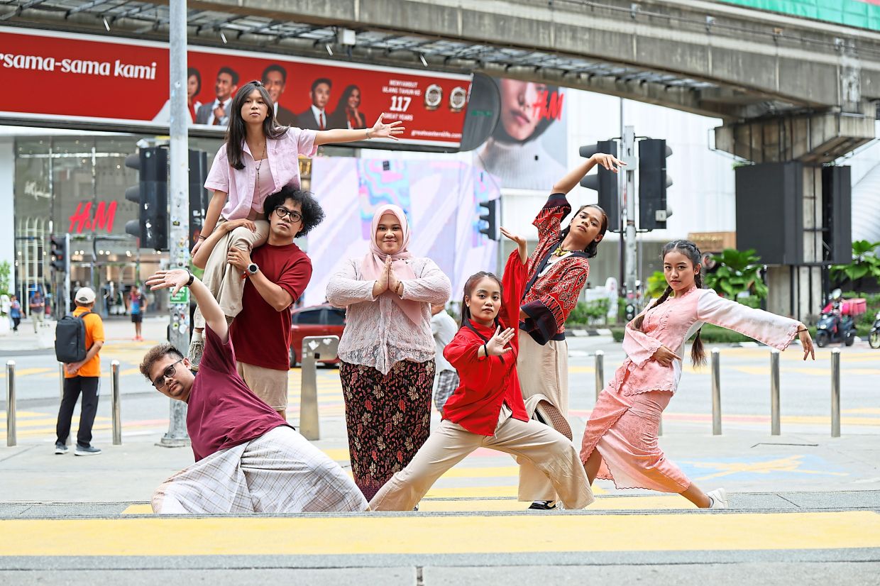 'Kami Penipu Tapi Kami Tak Menipu' is a full-length contemporary dance work that blends movement, text, multimedia and live music. Photo: Iqram Experimental Lab 
