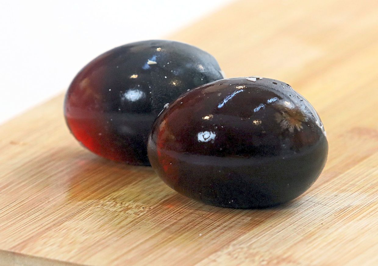 Pour smoking hot oil over minced garlic, ginger, sesame seeds and chilli flakes.