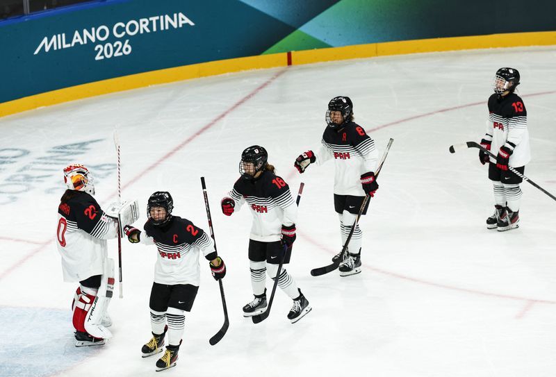 Olympics-Ice hockey-Switzerland overcome Czechs in thrilling shootout, Japan score late to beat France