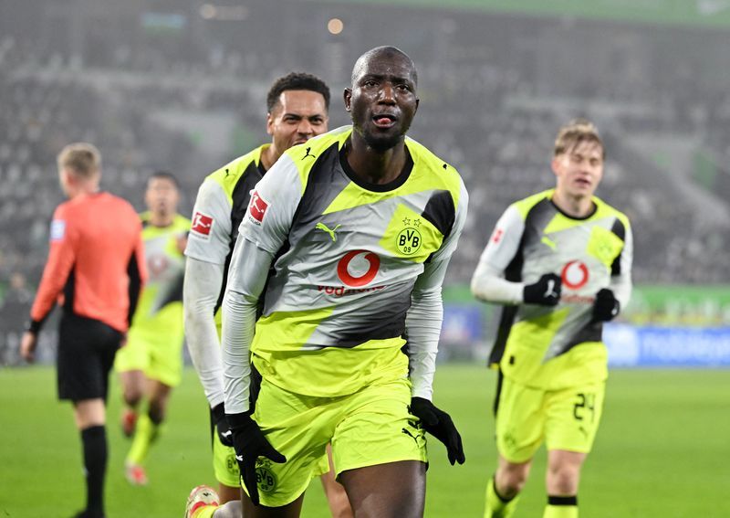 Soccer-Dortmund's late winner keeps up pressure on leaders Bayern