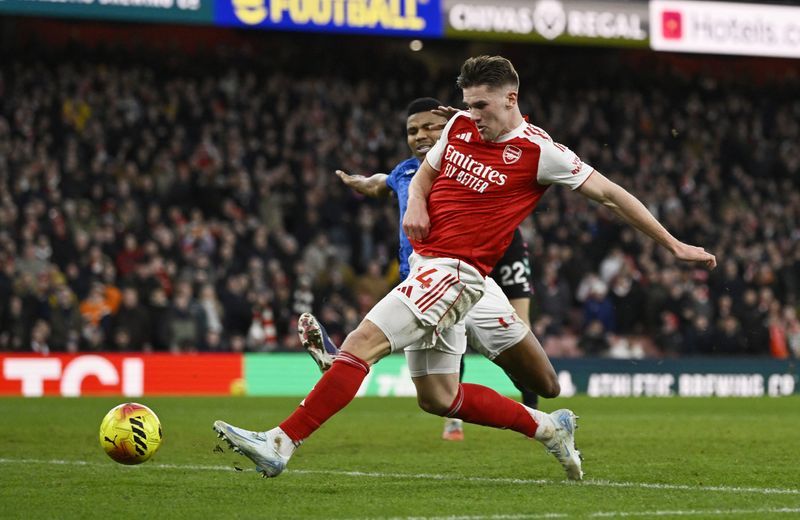 Soccer-Gyokeres double as Arsenal outclass Sunderland to extend lead