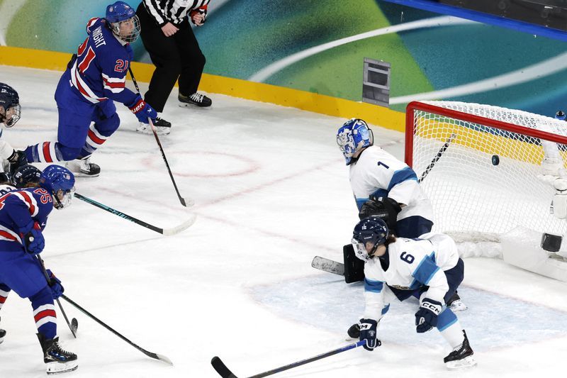 Olympics-Ice hockey-US crush Finland, Knight ties goal record at Games