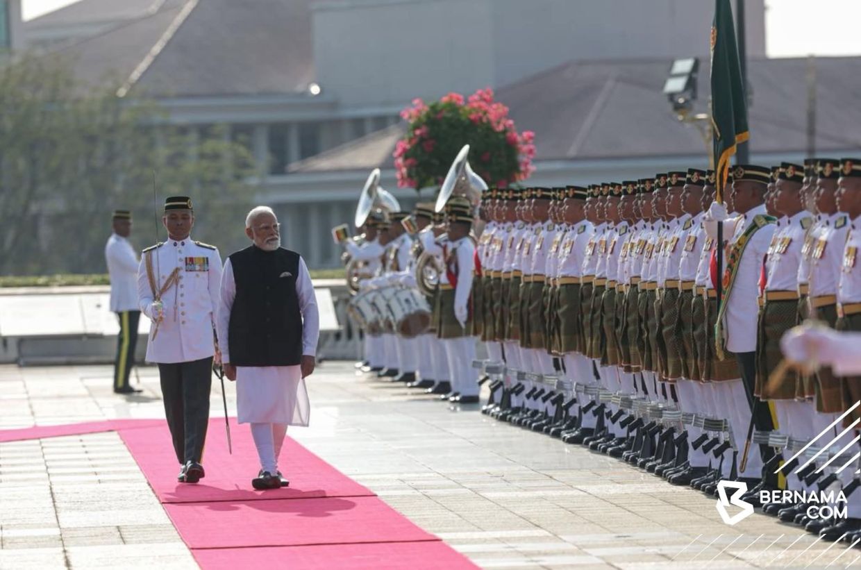 India PM Modi accorded official welcome at Perdana Putra