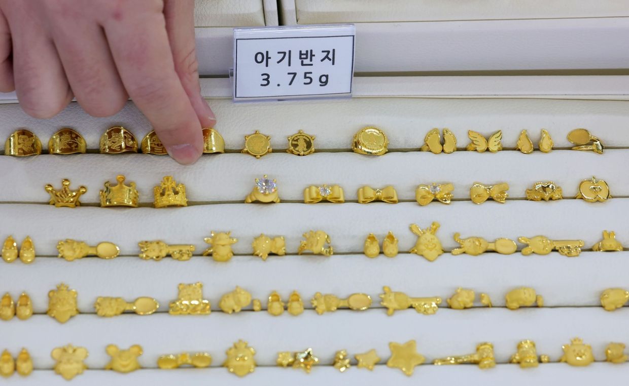 A selection of 3.75-gram dolbanji, gold rings traditionally given on a baby’s first birthday. The rings now cost about 1.1 million won -- nearly five times more than they did a decade ago. - Photo: Newsis