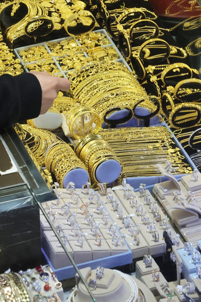 Gold and silver products are displayed at a jewelry shopping district in Jongno-gu, Seoul. - Photo: Newsis