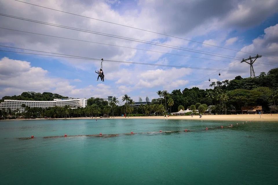鳄鱼目击一周后，新加坡圣淘沙海滩的水上活动获准恢复