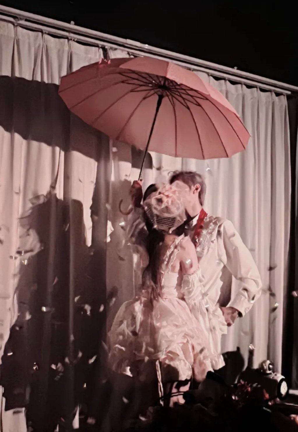 Players have shared on RedNote that some hosts, with consent, may hold hands with female participants, lift them in a princess carry, or even give them a light peck on the cheek. - Photo: Weixin