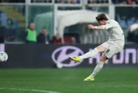 Soccer-Napoli win 3-2 at Genoa with last-gasp penalty to close gap on leaders