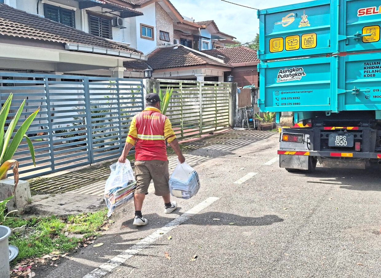 A SELKitar recycling lorry making its rounds to collect recyclables in a residential area in Hulu Selangor. — Filepic