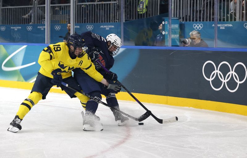 Olympics-Ice hockey-Sweden sail into quarters with 4-0 win over France