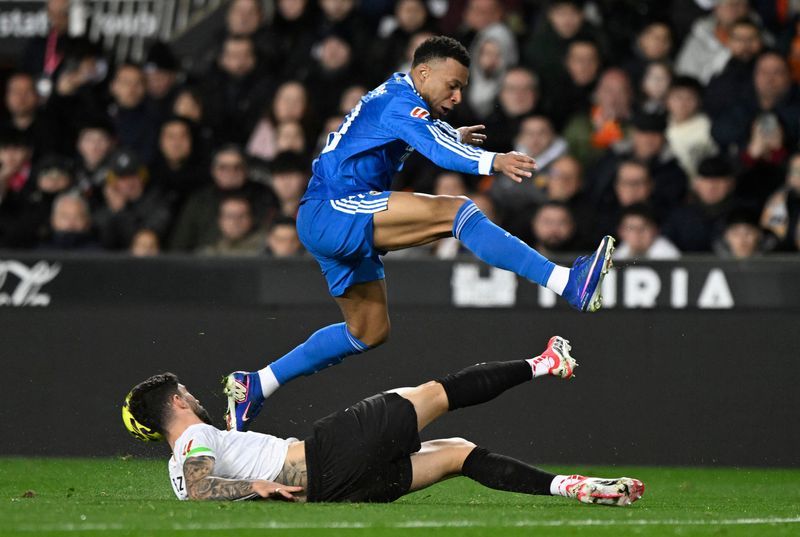 Soccer-Real Madrid beat Valencia to stay on Barcelona's heels