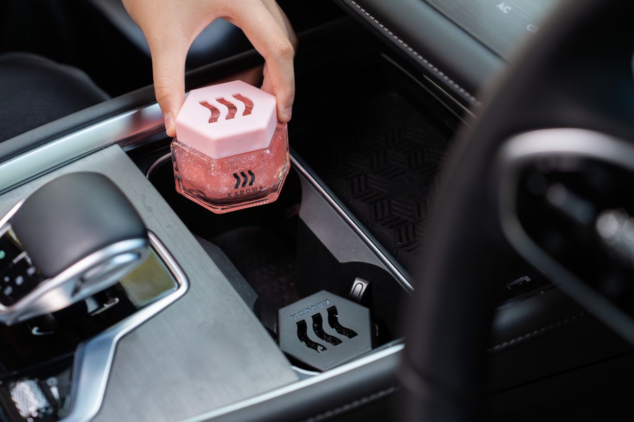 A refined, long-lasting scent created to keep the cabin feeling fresh, clean, and comfortable throughout the day.