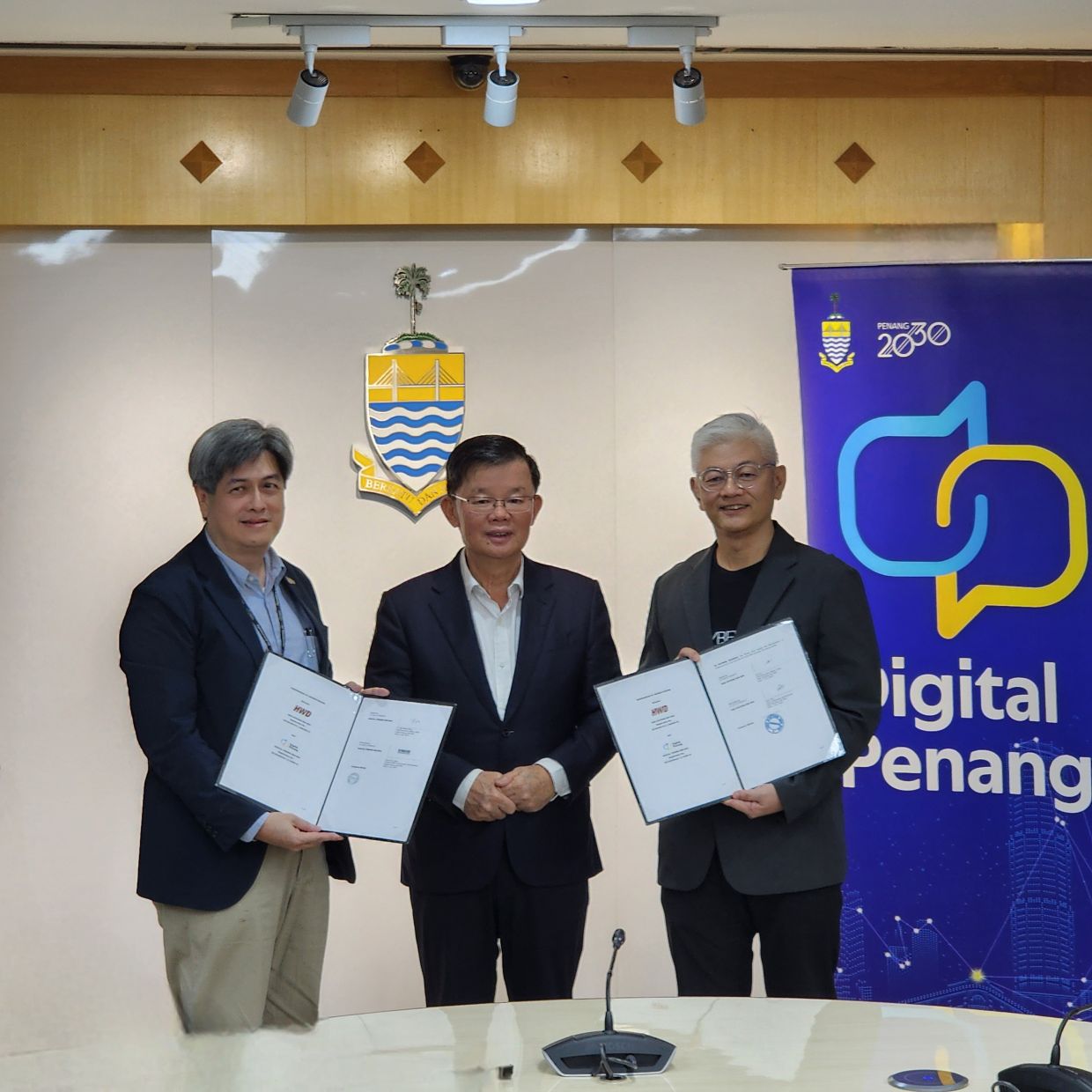 Chow (centre) posing for a photo after witnessing the MoU signing between representatives of HWD Systems Sdn Bhd and Digital Penang Sdn Bhd, with the participation of Tokio Marine Insurans (Malaysia) Bhd, aimed at driving greater cybersecurity awareness and adoption among SMEs in Penang.