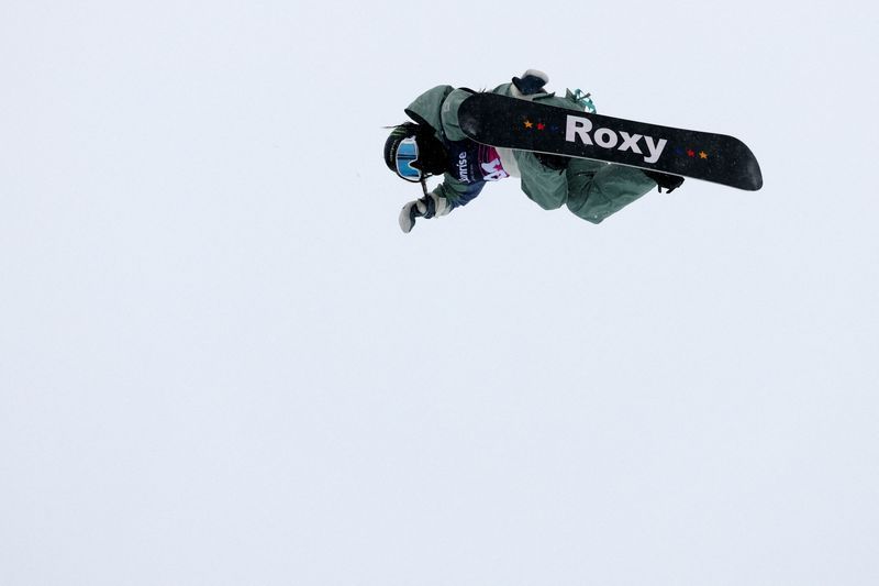 Olympics-Snowboard-American Kim says injured shoulder feeling good as she aims for third gold