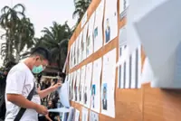 Three camps chase victory   as the general election ends