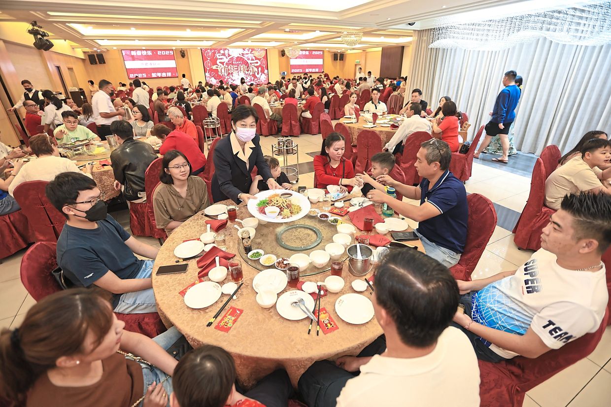 Restaurants are preparing for a late surge in bookings in the final days before Chinese New Year. — Filepic