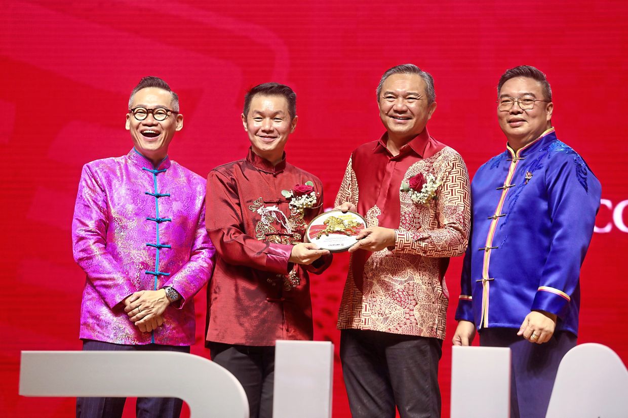 Teh (second from left) presenting a token of appreciation to Ng during the festive dinner. Flanking them are Ho (far left) and Tham. — LOW LAY PHON/The Star