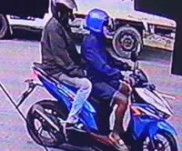 Cops tracking machete-wielding duo who robbed woman in Mantin