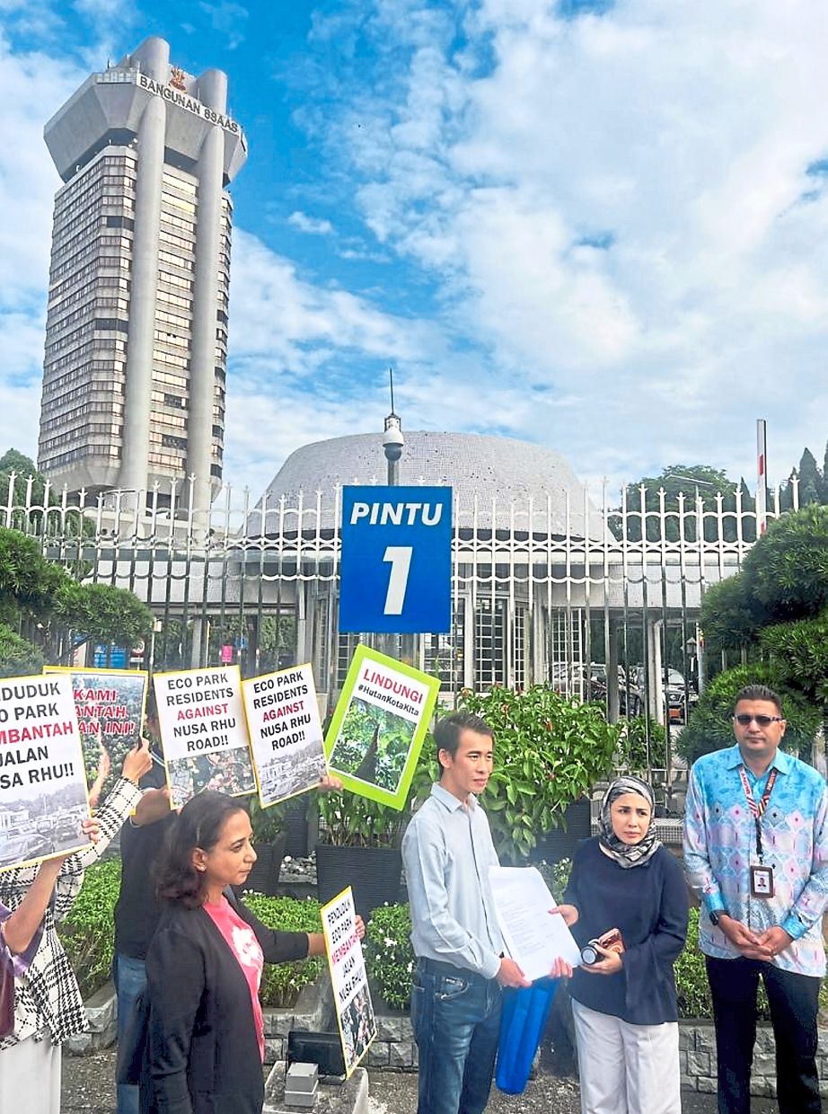 Heng (third from right) handing over the petition to a representative of the Selangor Mentri Besar in front of Bangunan Sultan Salahuddin Abdul Aziz Shah in Shah Alam.