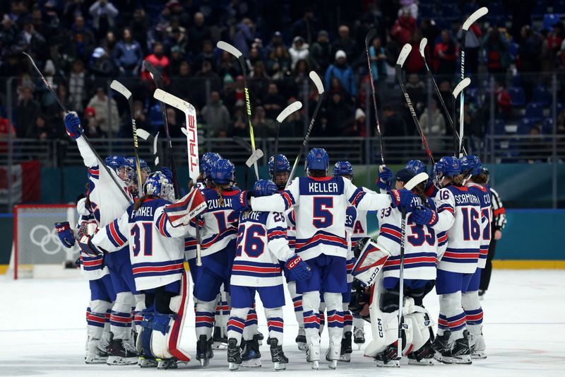 Olympics-Ice hockey-US wallop Canada, Finland beat Swiss, Germany edge Italy and Sweden stay perfect