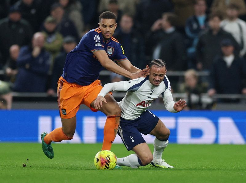 Soccer-Tottenham gloom deepens, Man Utd salvage point at West Ham