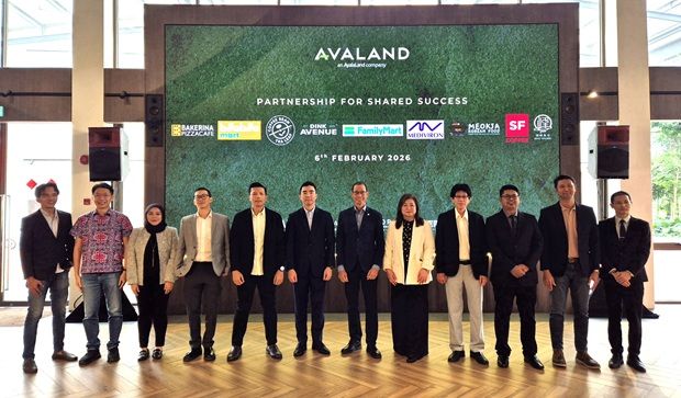 (From left) Bakerina PizzaCafe managing partner Muhammad Khaidhir Na’aim, Bilabila Mart co-founder Justin Tan, The Coffee Bean and Tea Leaf retail business support manager Nur Sarah Liyana Hishamoodin, Dink Avenue founder Aaron Chan, FamilyMart store development assistant manager Mohd Erwan Md Sulaiman, Avaland chief operating officer Aw Sei Cheh, Pol, Avaland chief financial officer Shirley Leong, Mediviron founder Datuk Dr Lim Heng Huat, Meokja Cafe Korean Restaurant managing director Muhamad Saifullah Abdul Shukor,San Francisco Coffee general manager Hizmi Ghazali and Shun Feng Restaurant director Liang XiaoFeng in a group photo after the announcement of new retail partners in Subang Jaya.