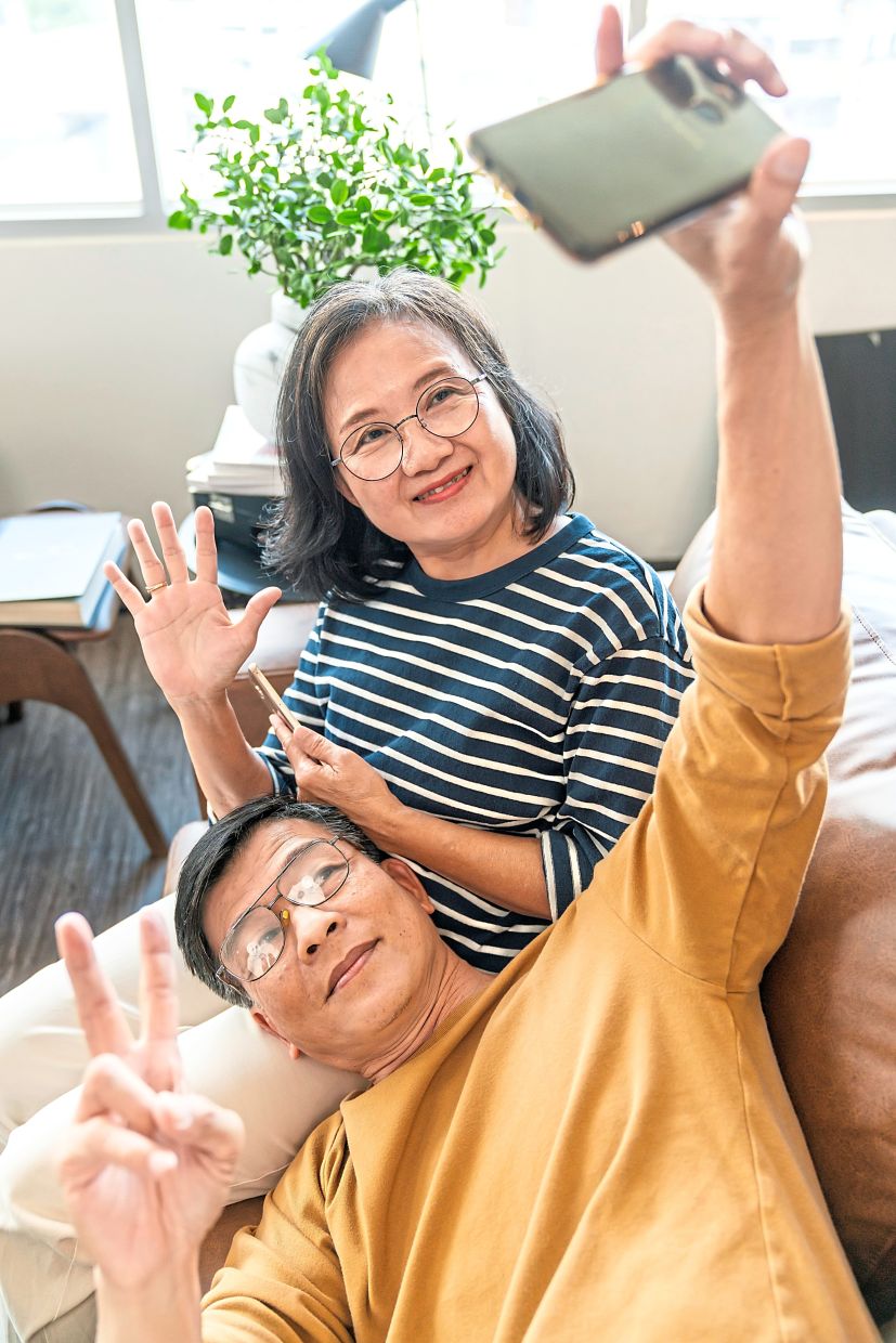 From messaging platforms to camera phones, many seniors are embracing tech, be it to connect with their children and grandchildren or to find out more about what’s going on around them. — Photos: Freepik